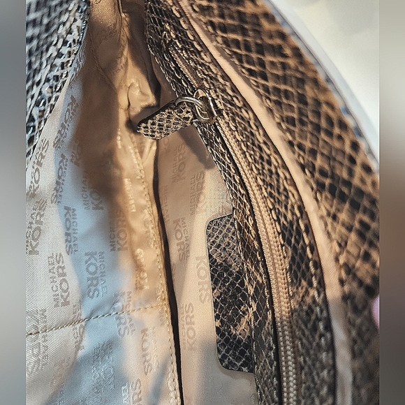 Micheal Kors purse - Picture 5 of 6